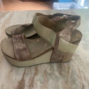 Stylish OTBT Gold and Tan Women's Sandals